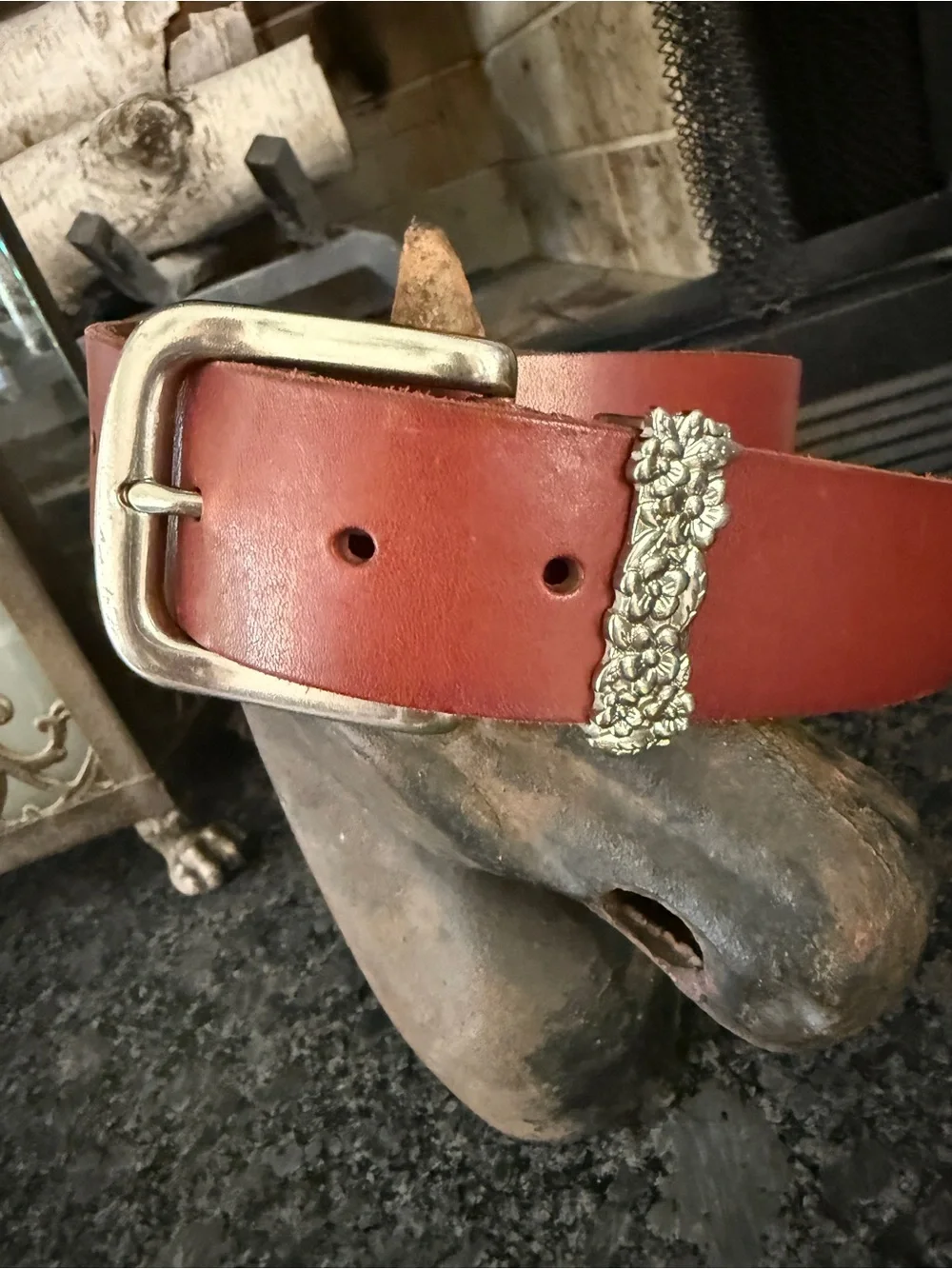 2010 American Eagle Leather Belt with Floral Buckle size Medium